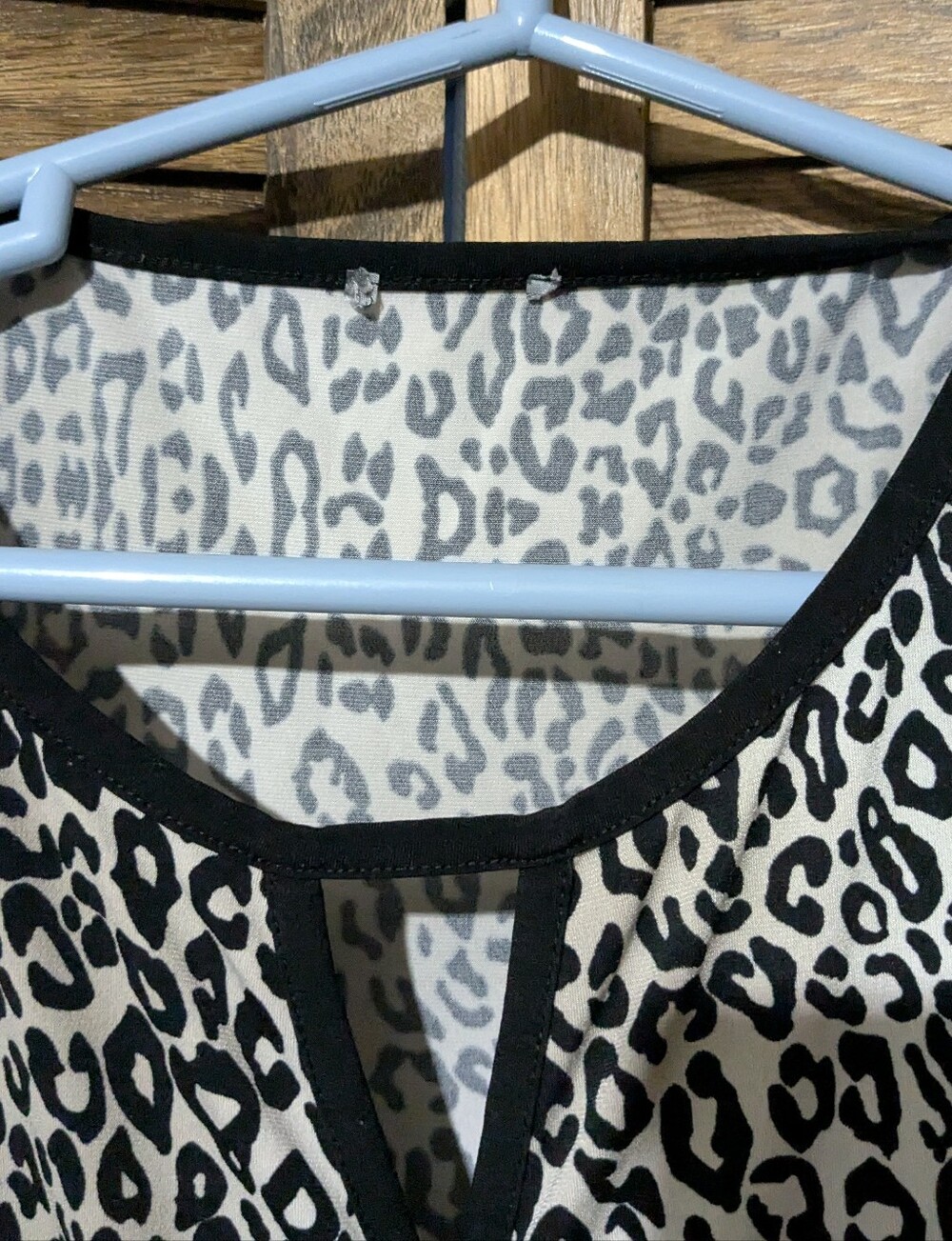 ✨ Leopard Print Sleeveless Ruched Top - Size L/XL (Stretchy!) - Picture 3 of 4